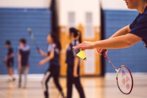 Mehr über den Artikel erfahren Federball ist dir zu langweilig? Wir bieten Dir die schnellste Rückschlagsportart der Welt: BADMINTON !!